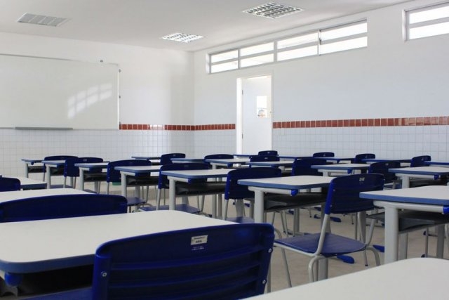 Bolsonaro sanciona lei que permite faltar à aula por motivo religioso