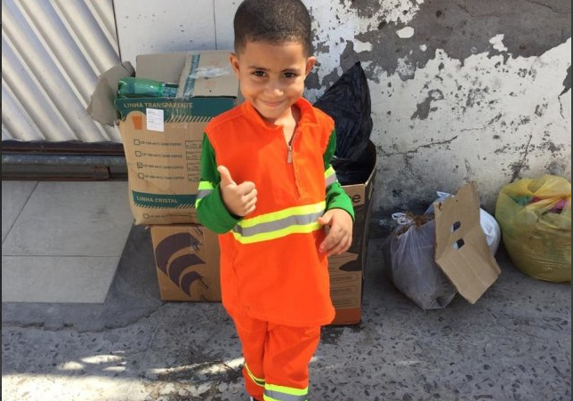  Feira de Santana: Criança veste roupa de gari e interage com coletores de lixo 