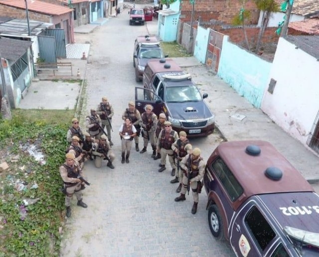Rondesp Leste apreende três submetralhadoras, munições e drogas em operação no bairro Queimadinha
