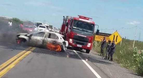 Bandidos assaltam carro-forte na BR-407, em Juazeiro