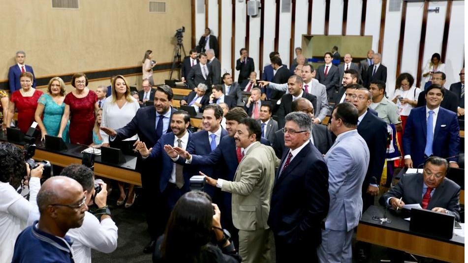 JURAMENTOS E POSSES DOS DEPUTADOS MARCAM INSTALAÇÃO DA 19ª LEGISLATURA 