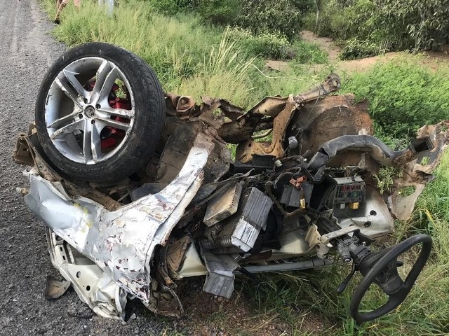 Três pessoas morrem em acidente entre carro, moto e ônibus na BR-242