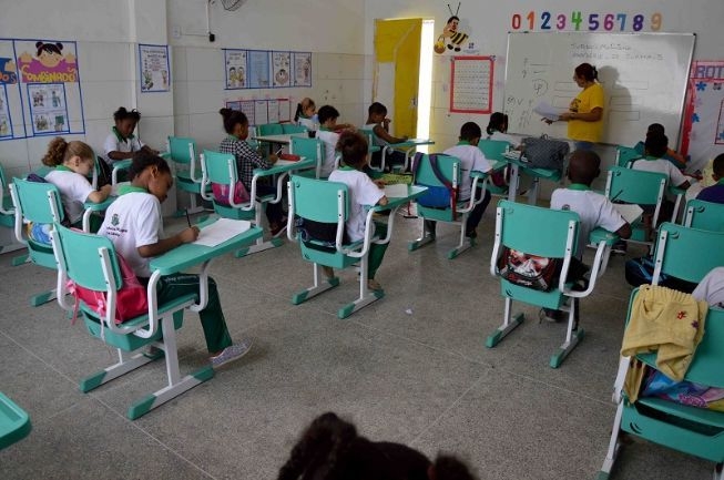 Prefeitura de Feira vai cortar ponto de professor que falta as aulas por greve, em março