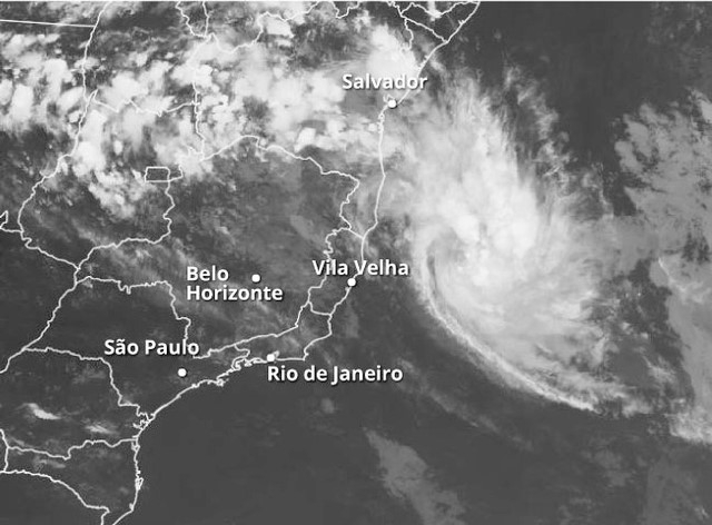 Ciclone marítimo se aproxima da Bahia e é reclassificado para tempestade tropical