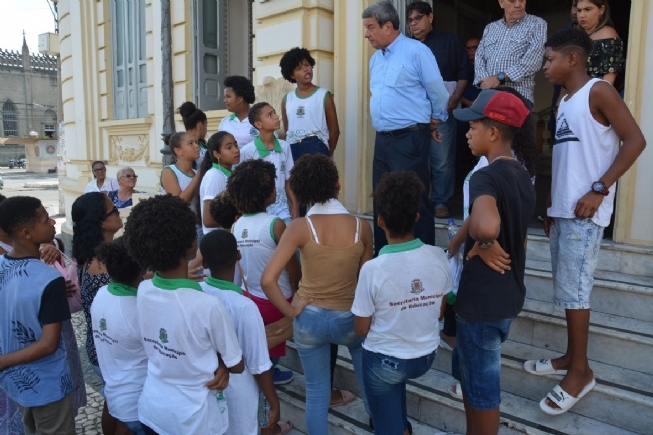 Prefeito  Colbert Filho  conversa com estudantes em relação à greve dos professores