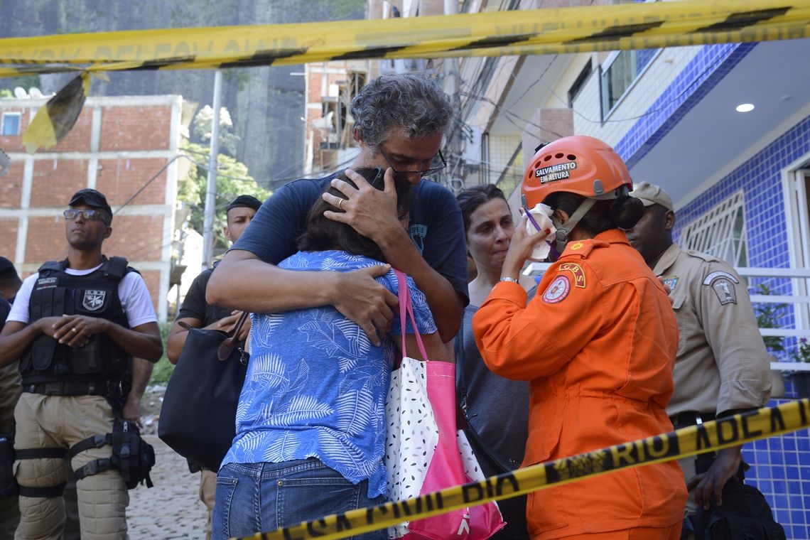 RIO DE JANEIRO: Bombeiros encontram mais um corpo; número de mortos sobe para 10