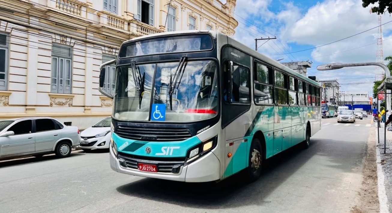 Ônibus extras reforçam atendimento neste domingo nos locais de prova do concurso da SAEB