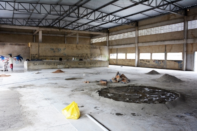 Operários preparam piso de alta resistência do Galpão Cultural, nas Baraúna