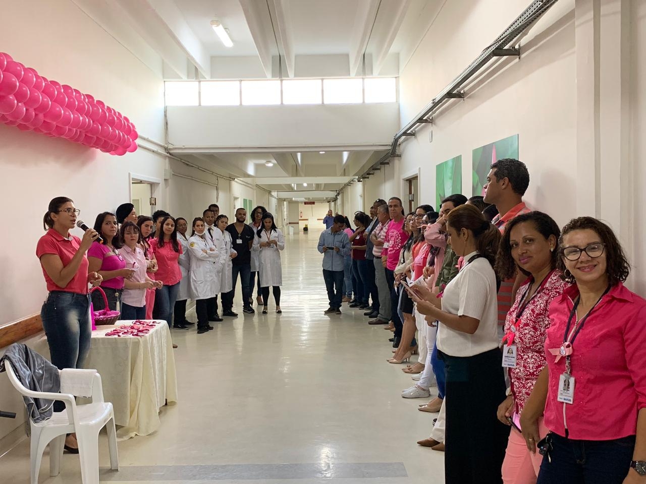 Outubro Rosa: Ação no Hospital Clériston Andrade incentiva doação de cabelos para confecção de perucas
