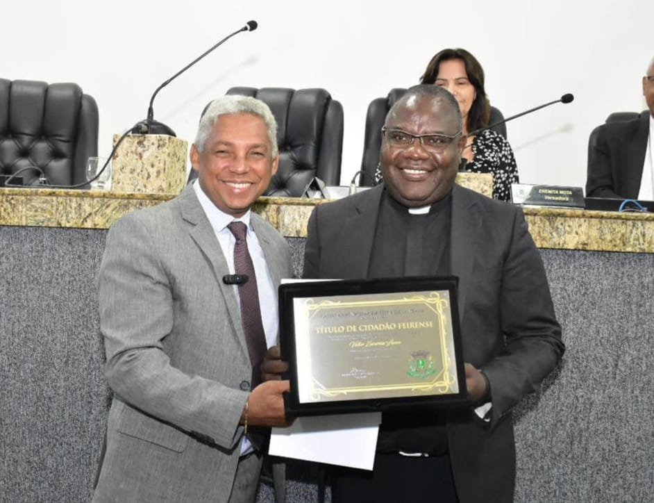 Padre com origem africana recebe da Câmara o título de Cidadão Feirense