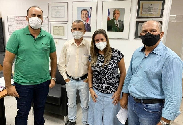 Pé de Serra: Prefeito consegue aparelho de Raio-X e ambulância
