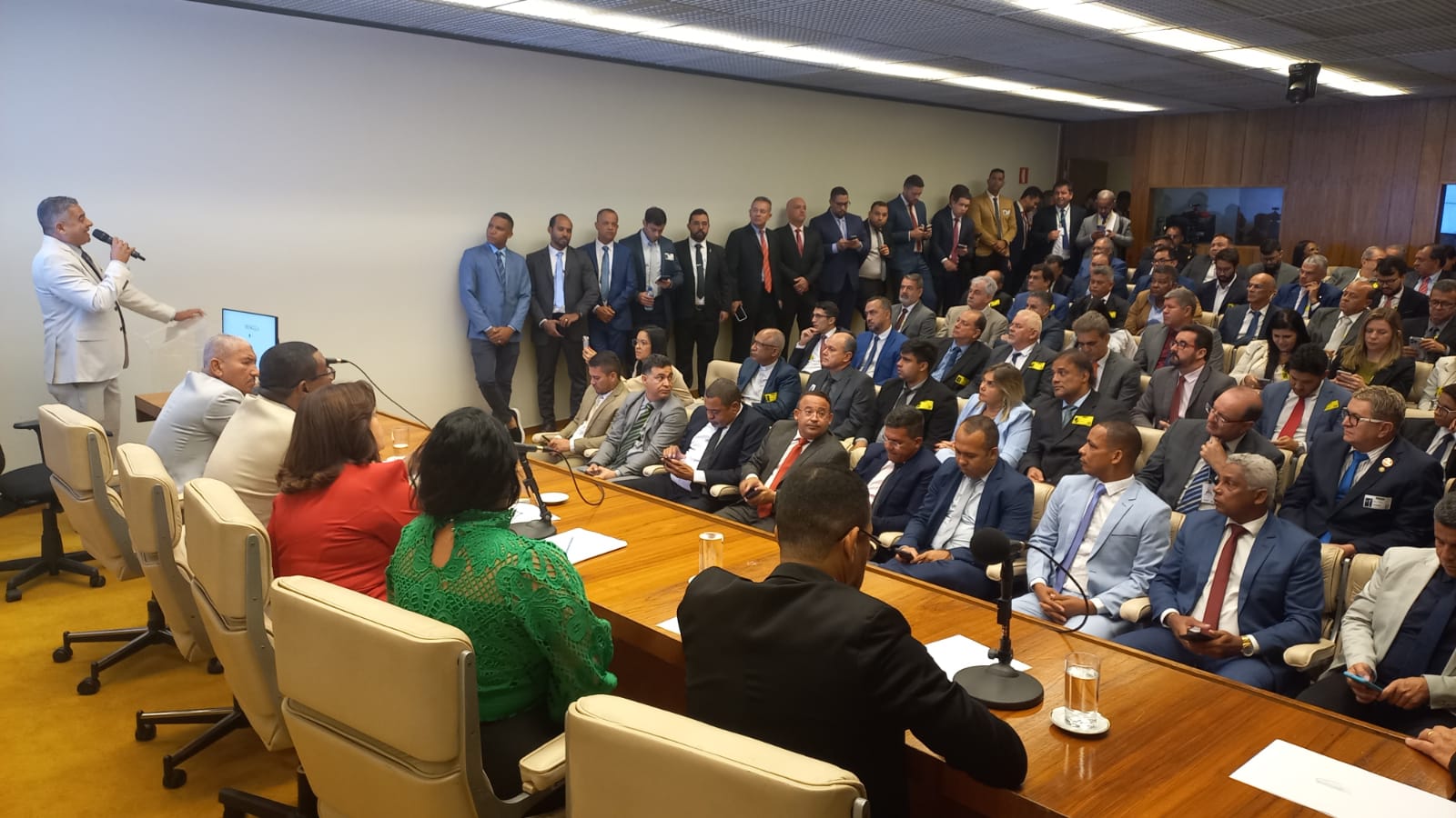 Personalidades elogiam Eremita, por levar a Brasília uma sessão da Câmara
