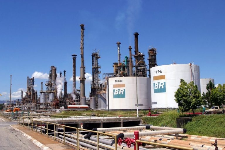 Petroleiros vão discutir com governadores do Nordeste fechamento da Petrobras na Bahia