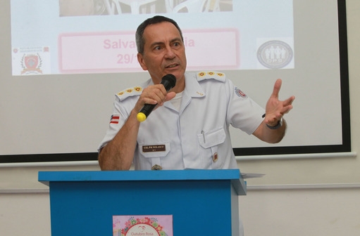 Polícia Militar da Bahia leva ação de combate ao câncer de mama para faculdade