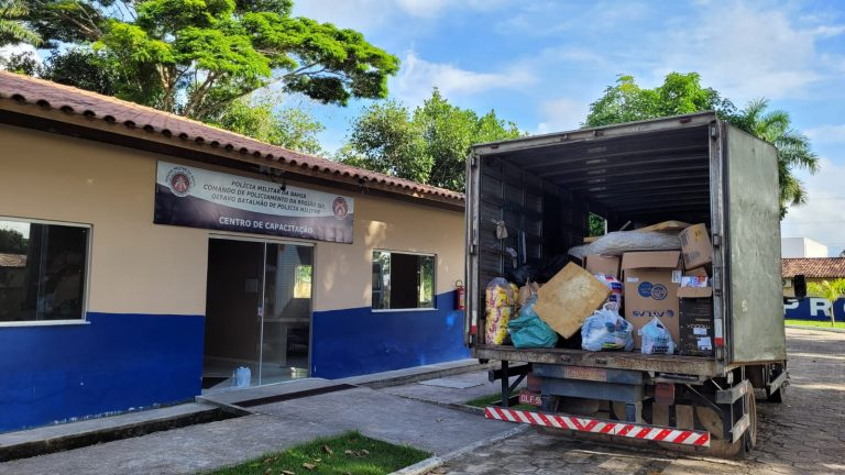 Policiais do 8º BPM arrecadam quatro toneladas de alimentos e doam a moradores de Itabuna