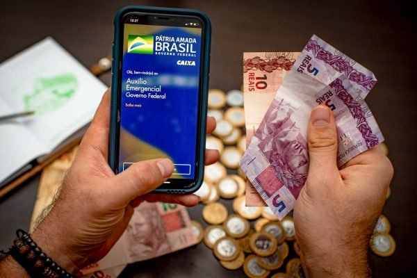 Por SMS, governo pede que 625 mil devolvam o auxílio emergencial