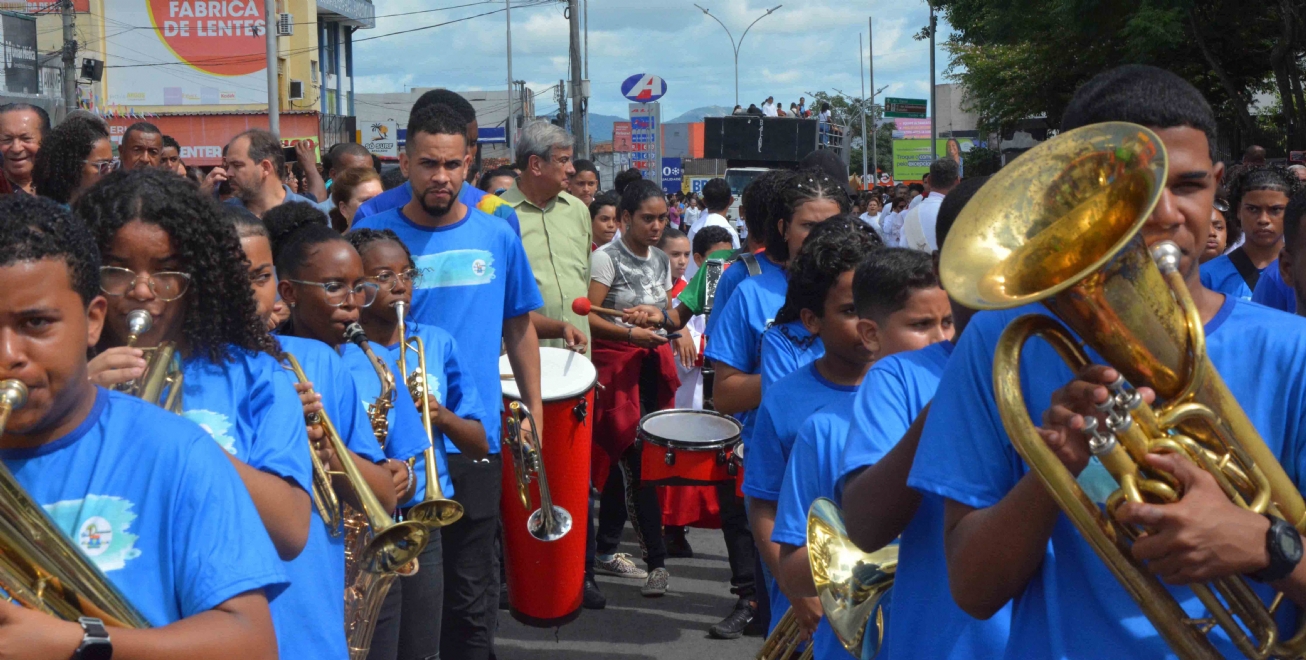 Prefeito Colbert Martins participa da celebração de Corpus Christi