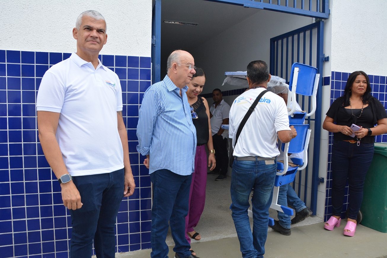 Prefeito José Ronaldo entrega novas carteiras escolares em duas escolas municipais
