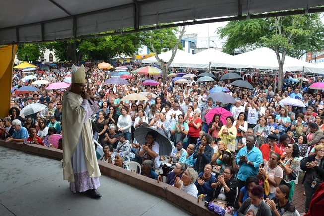 Prefeito Colbert Martins participa da celebração de Corpus Christi