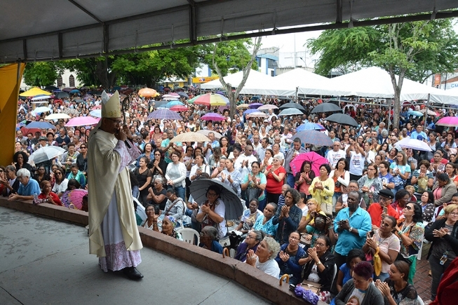 Prefeito Colbert Martins participa da celebração de Corpus Christi