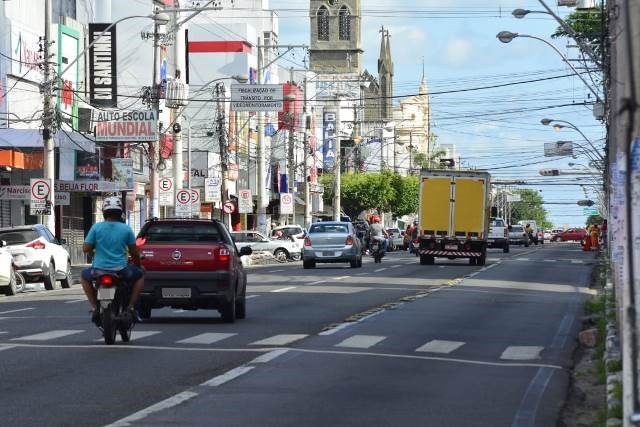 Prefeito de Feira deve decidir sobre funcionamento do comércio até esta segunda-feira (13)