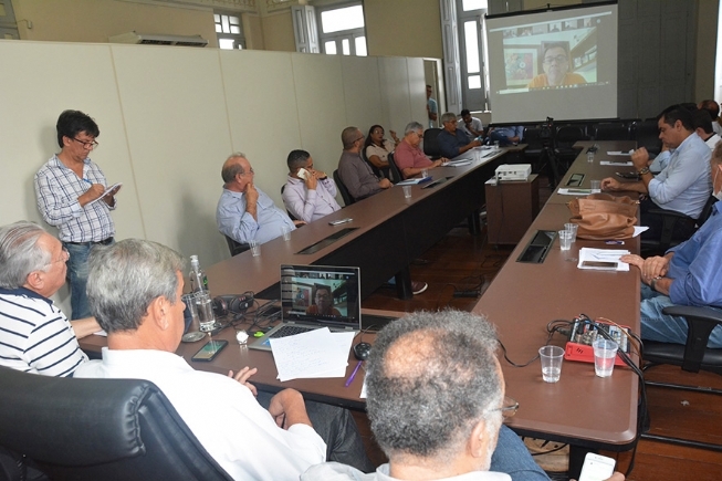 Prefeito ouve classes produtoras e decide, até domingo situação do comércio em Feira