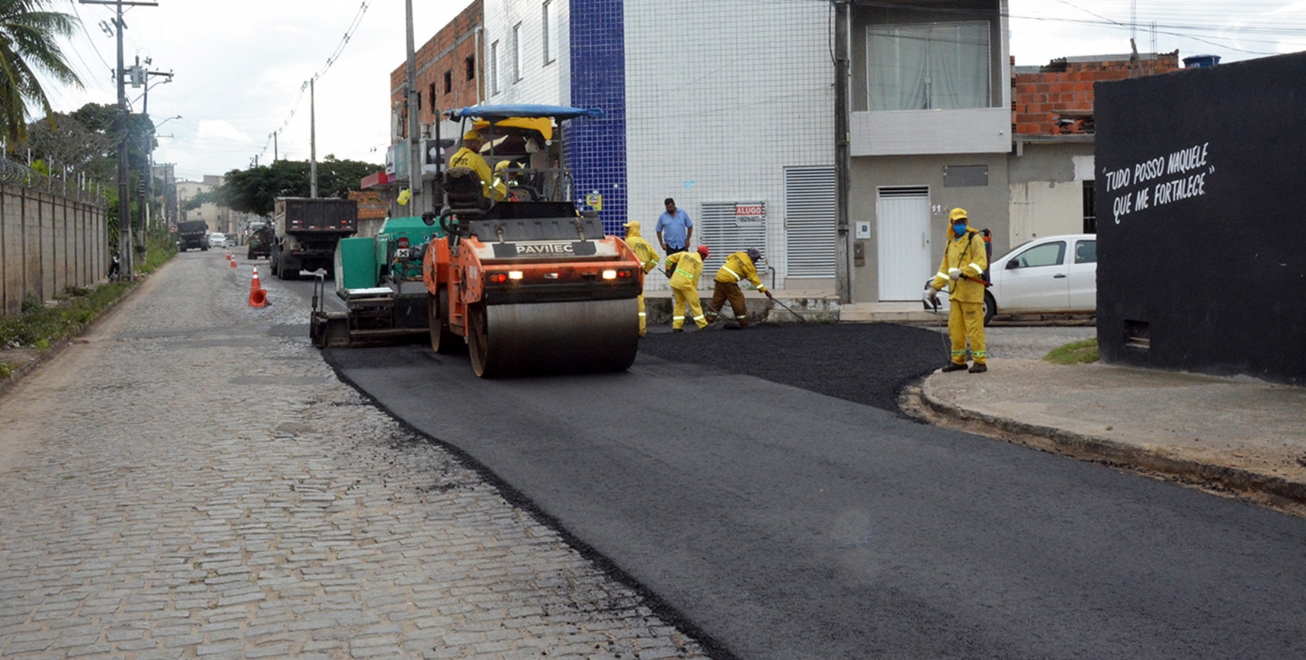Prefeitura de Feira avança com asfaltamento de ruas no Alto do Papagaio e Mangabeira