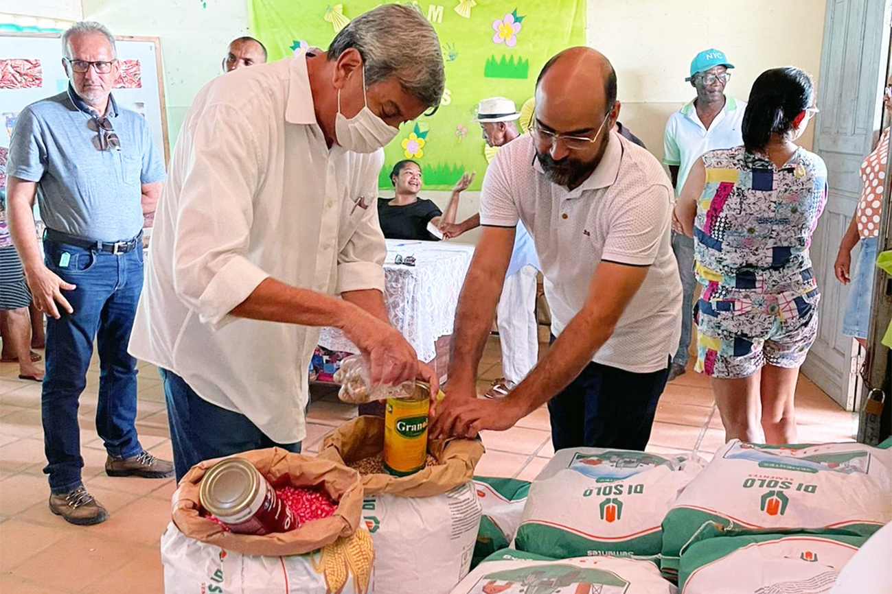 Prefeitura de Feira entrega sementes de milho e feijão aos agricultores de Ipuaçu