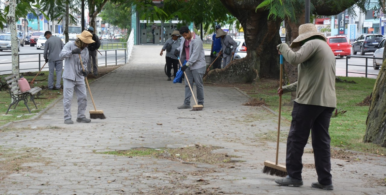 Prefeitura de Feira intensifica serviços de limpeza em ruas do Centro e bairros