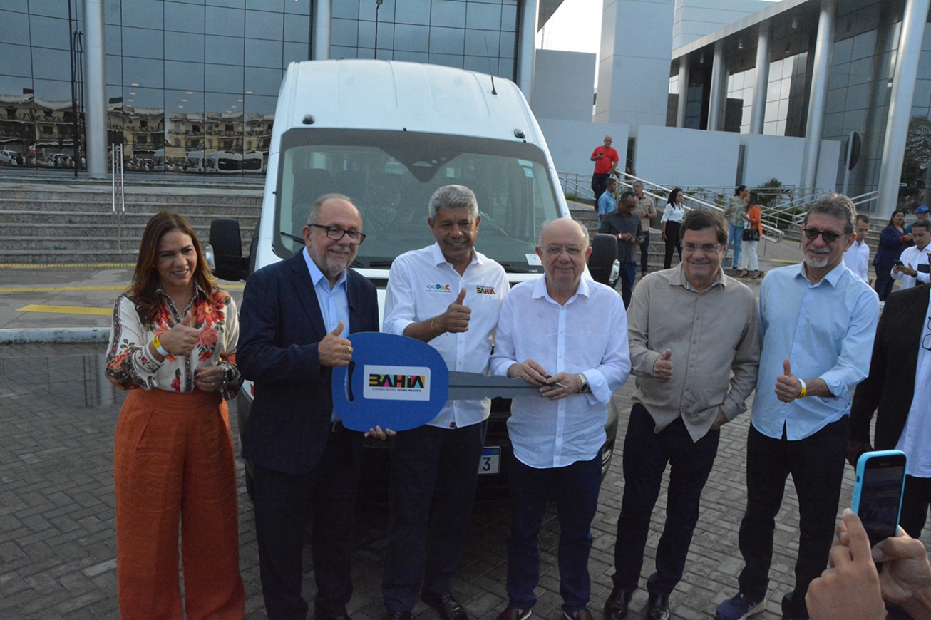 Prefeitura de Feira passa a contar com novo micro-ônibus para transportar pacientes para Salvador