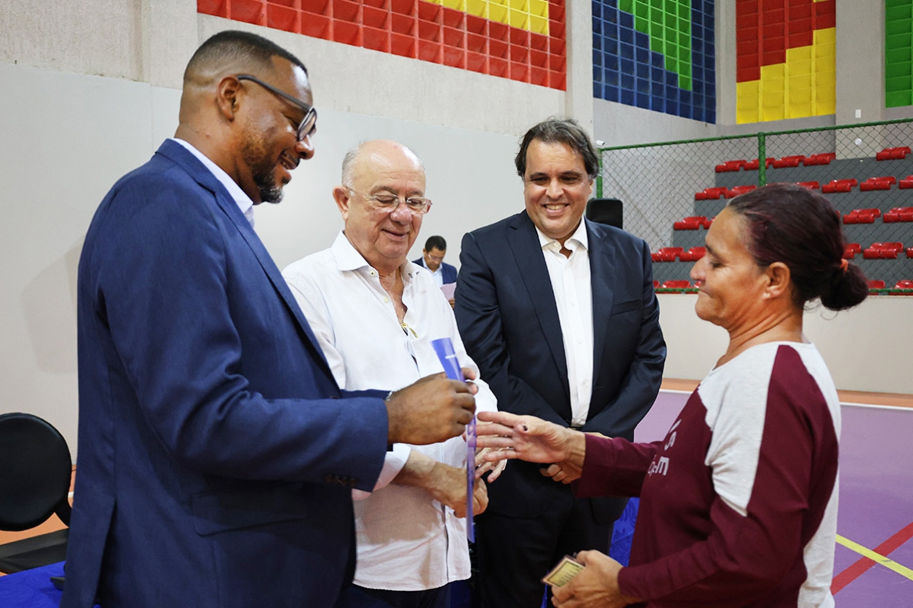 Prefeitura entrega escrituras de casas aos moradores da comunidade de Prato Branco