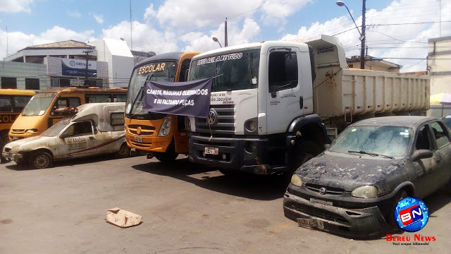 Prefeitura de Conceição do Jacuípe exibe veículos deteriorados na gestão anterior em via pública