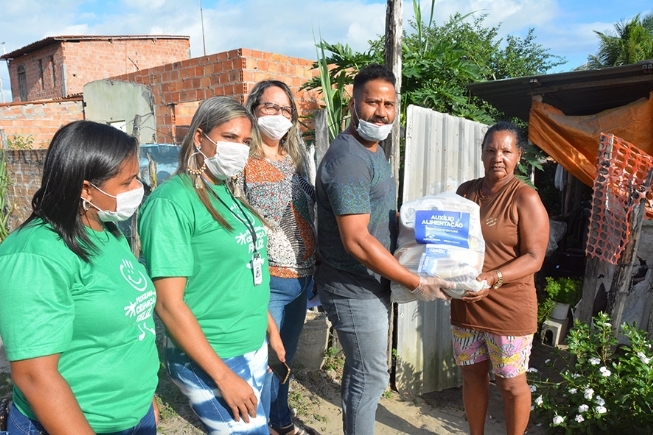 Prefeitura de Feira inicia distribuição de oito mil cestas básicas para famílias carentes