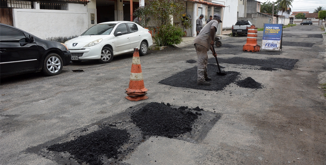 Prefeitura de Feira realiza melhorias em ruas danificadas pelas chuvas