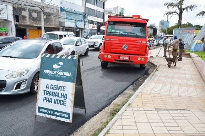 Prefeitura de Feira recupera piso na região da Praça de Alimentação