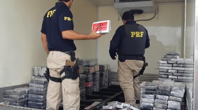 PRF apreende quase 1 tonelada de cocaína na BR-116, em Feira de Santana