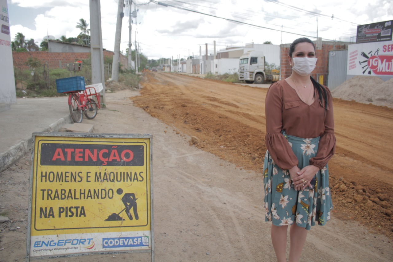 Professora Dayane celebra início de obras de pavimentação em três vias de Feira