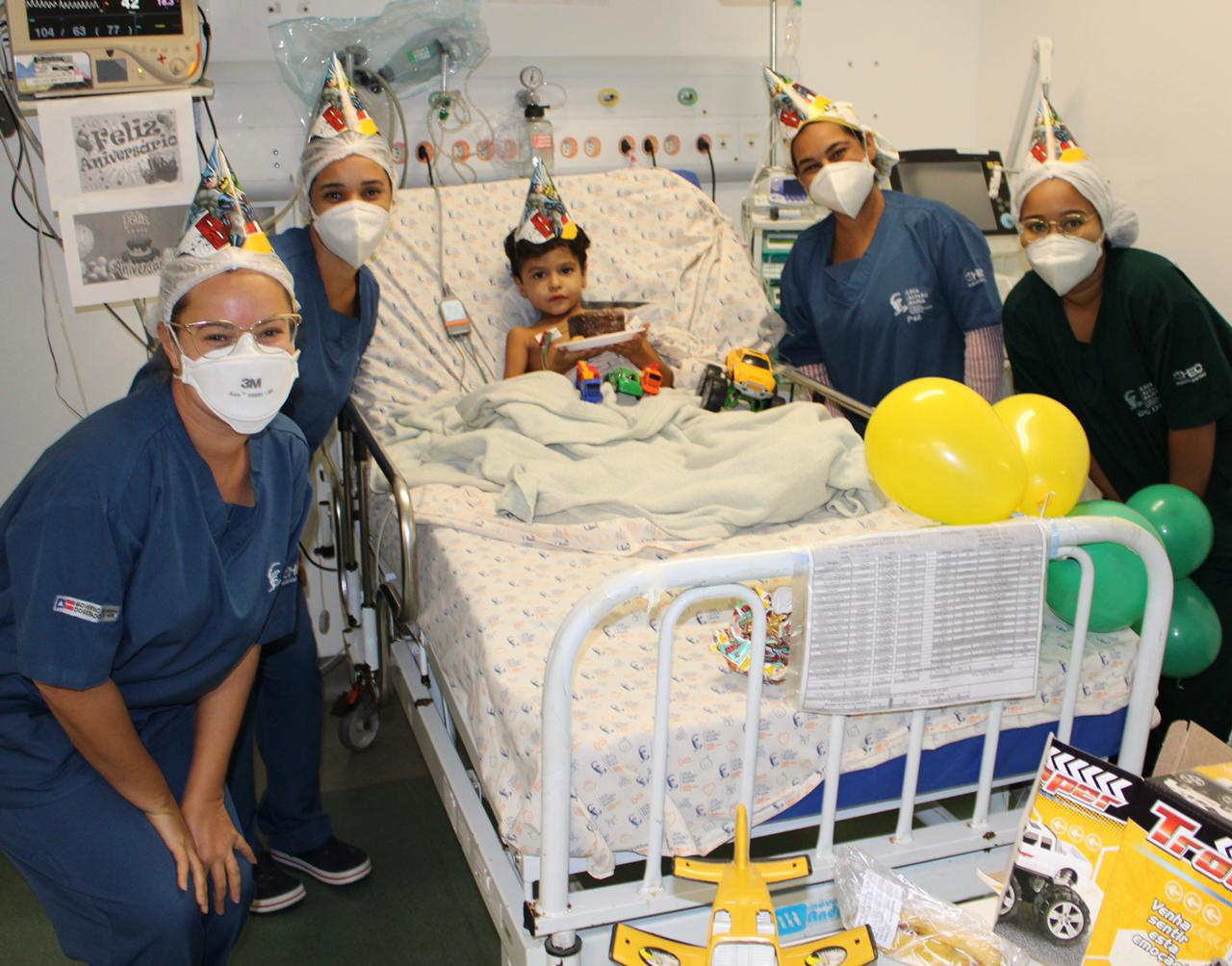 Projeto do HEC comemora aniversário de pacientes que estão em longo processo de internação na UTI Pediátrica