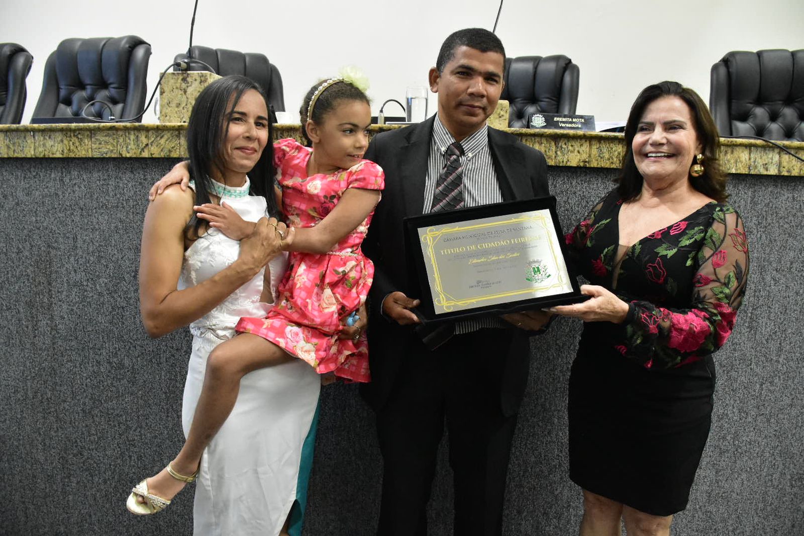 Radialista Edicarlos Silva recebe, emocionado, Título de Cidadão Feirense