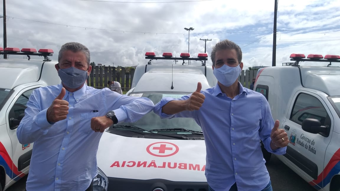 Robinson Almeida  entrega ambulância para reforçar saúde em Cruz das Almas