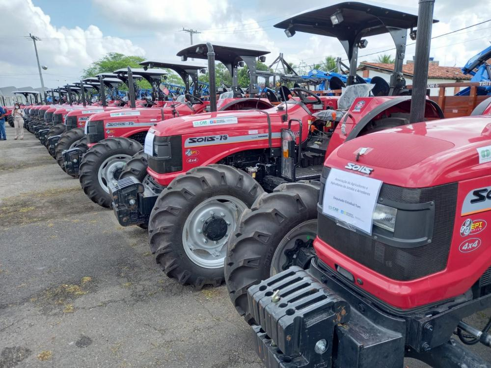 SDR entrega novos tratores e equipamentos para fortalecer a agricultura familiar no interior do Estado