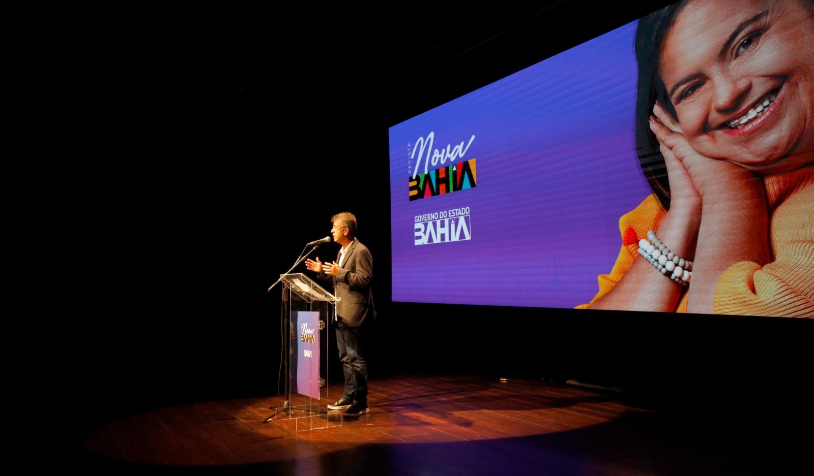 Secretário André Curvello faz homenagem à equipe da Secom e jornalistas do Governo, no lançamento da Revista Nova Bahia