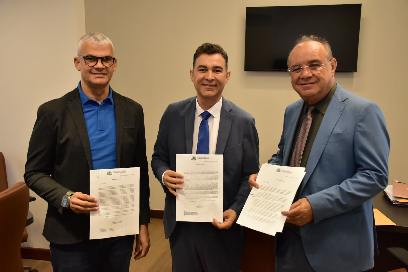 Secretário de Educação entrega dois projetos para avaliação da Câmara  