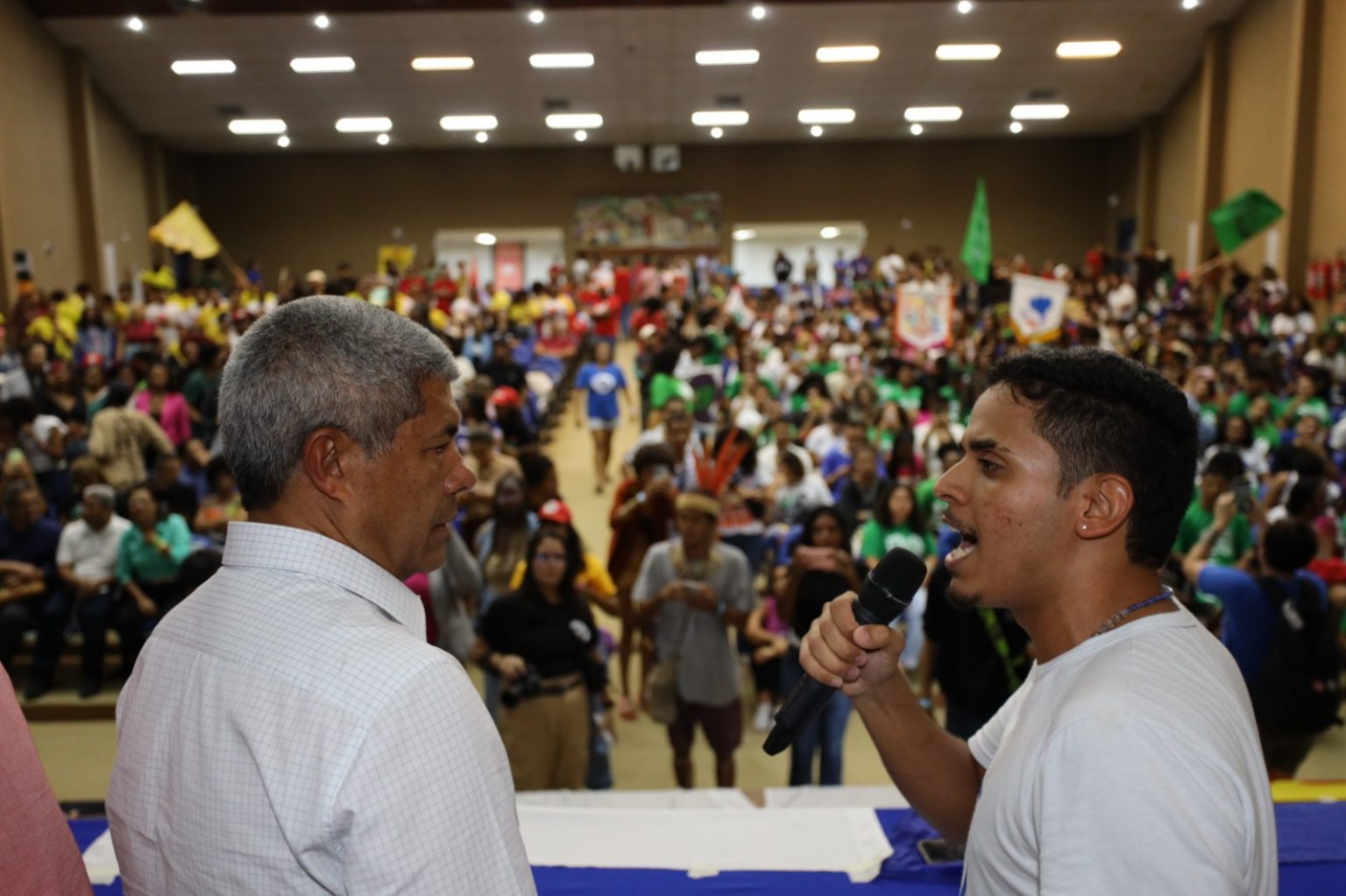 Segundo dia do 10° Congresso da União de Estudantes, na Uesc, em Ilhéus, conta a presença do governador