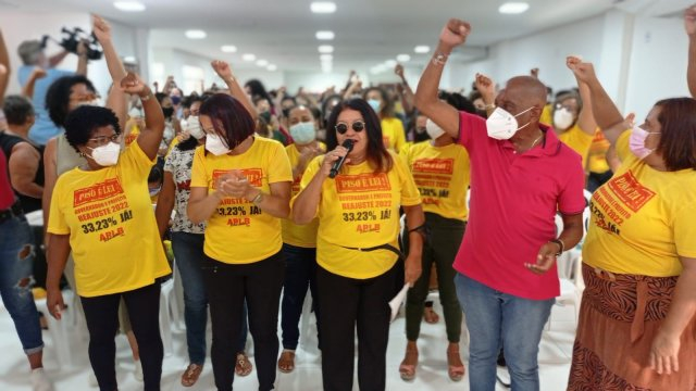 Sem pauta atendida pela prefeitura, professores decidem manter greve em Feira de Santana