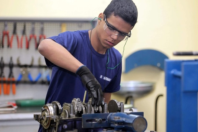 Senai Bahia abre mais 700 vagas em cursos gratuitos de Aprendizagem Industrial