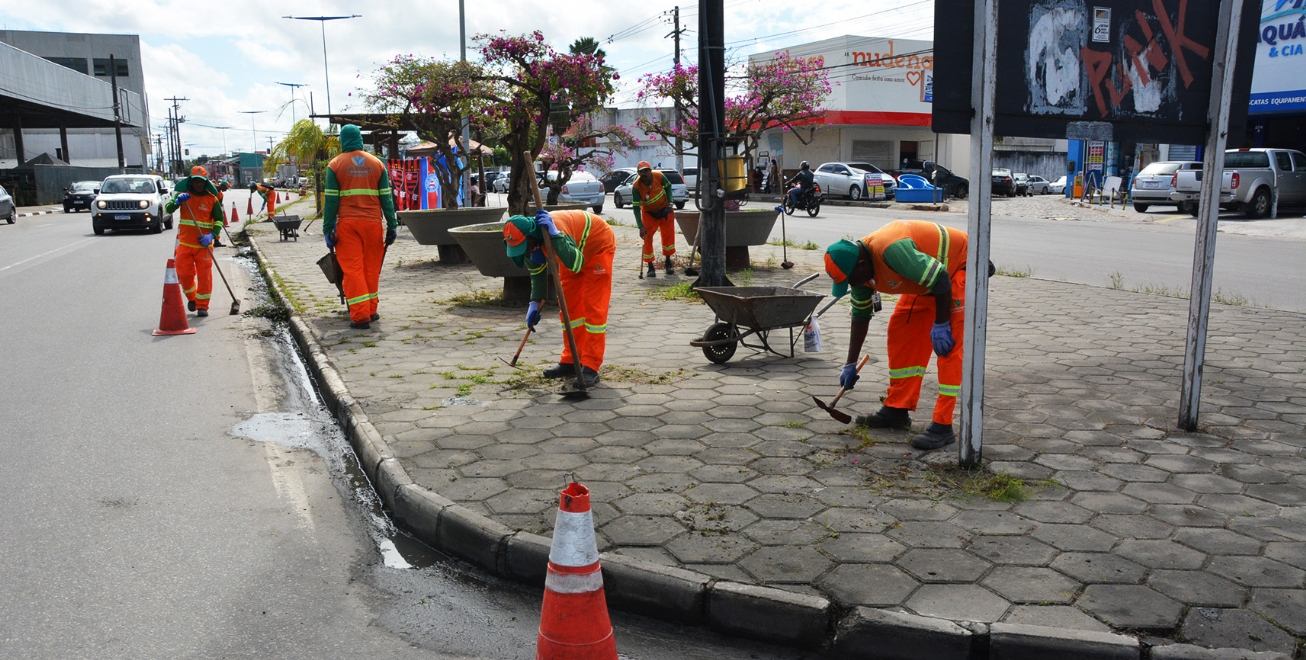 Serviços Públicos realiza limpeza na avenida João Durval Carneiro