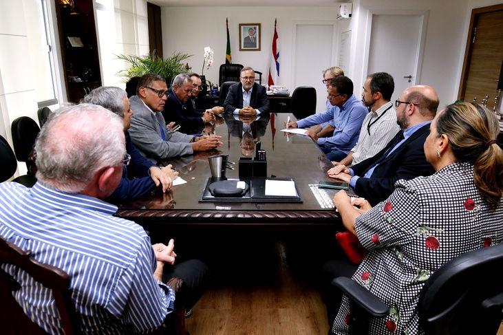 Sesab se reúne com empresários para acelerar implantação de álcool gel nos estabelecimentos