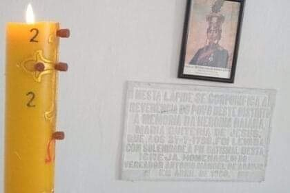 Vela acesa para Maria Quitéria na igreja de Tiquaruçu da Feira  Maria Quitér