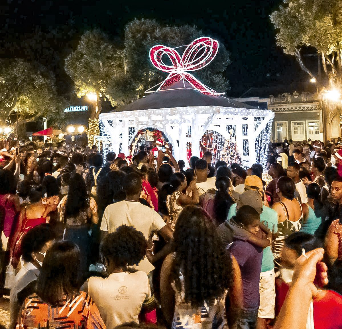 Songa Iluminada: Inauguração da decoração de Natal atraiu uma multidão na Praça da Matriz